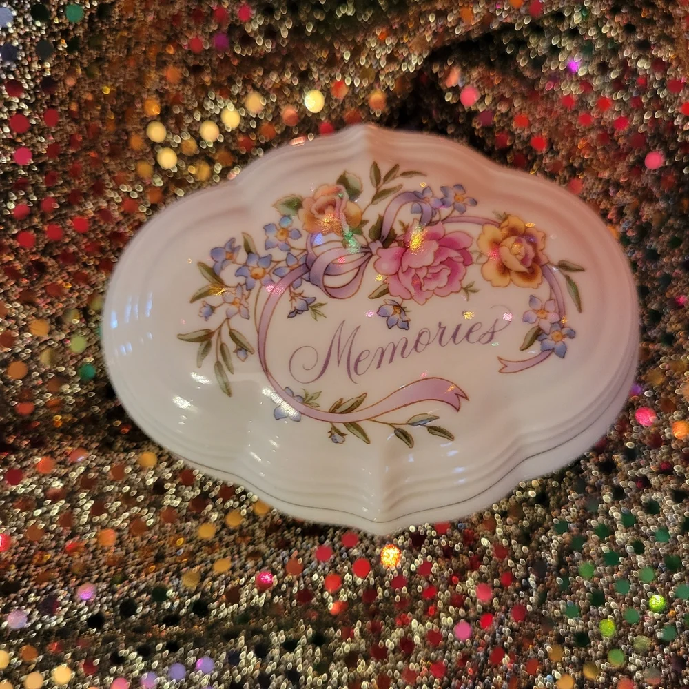 1983 Avon Memories Trinket Box w/ 